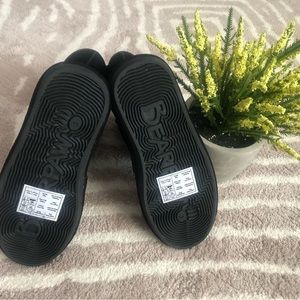 Beautiful bear paw color black  new boots